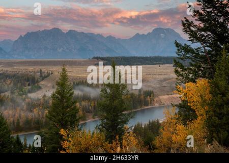 Herbstfarben schmücken Espen- und Baumwollbäume rund um den Snake River und den Snake River Overlook. Grand Teton National Park, Wyoming Stockfoto