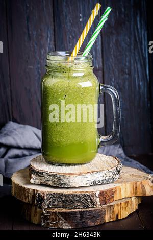 Grüner Smoothie mit Leinsamen. Ein natürliches gesundes Produkt, um am Morgen zu essen. Gesundes Frühstück Stockfoto