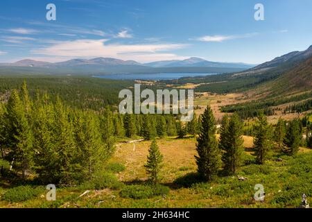 Heart Lake, eingebettet unter dem Fuß des Mount Sheridan und den Absaroka Mountains in der Ferne. Yellowstone National Park, Wyoming Stockfoto