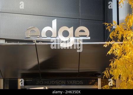 The Edge ist eine Touristenattraktion in Hudson Yards, New York City, USA, 2021 Stockfoto