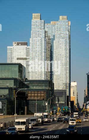 Verkehr auf der 11th Avenue vor dem Jacob K. Javits Convention Center, 2021, NYC, USA Stockfoto