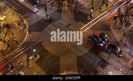 Oxford Circus, London, Großbritannien. November 2021. Ein Blick aus der Vogelperspektive auf den geschäftigen Oxford Circus und die Weihnachtsbeleuchtung der Oxford Street, während der Schalter an diesem Abend. Kredit: Imageplotter/Alamy Live Nachrichten Stockfoto