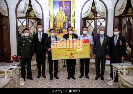 Bangkok, Thailand. November 2021. Der thailändische Premierminister Prayut Chan-o-cha (4. L) und der chinesische Botschafter in Thailand Han Zhiqiang (3. L) nehmen am 12. November 2021 an einer Übergabezeremonie in Bangkok, Thailand, Teil. China lieferte Thailand am Freitag eine weitere Charge von COVID-19-Impfstoffen und Pandemiebekämpfungsmitteln, um Thailand bei der Bekämpfung des Virus zu unterstützen. Quelle: Wang Teng/Xinhua/Alamy Live News Stockfoto