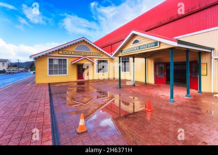 Queenstown, Tasmanien, Australien - 24. April 2014: Eingang zum historischen Stadtbahnhof in der alten Bergbaustadt an der Westküste Tasmaniens. Stockfoto