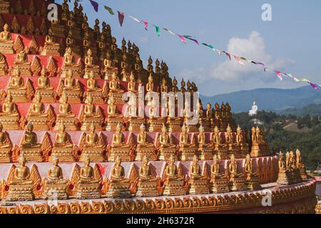 Nahaufnahme von vergoldeten Buddha-Schnitzereien an einem Schrein im Wat Chomkao Manilat, Huay Xai, Laos Stockfoto