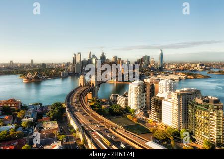 Autobahn durch Nord-Sydney bei der Einfahrt in die Hafenbrücke von Sydney zur City of Sydney über den Hafen - Luftaufnahme. Stockfoto