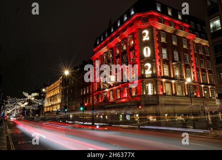 NUR FÜR REDAKTIONELLE VERWENDUNG Allgemeine Ansichten von Fortnum und Mason, in Piccadilly, im Londoner West End, nachdem die Weihnachtsbeleuchtung gleichzeitig im gesamten Bezirk eingeschaltet wurde, Bilddatum: Freitag, 12. November 2021. Stockfoto