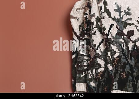 Gestrickte Artikel auf beigem Hintergrund. Herbst Winterzeit. Stockfoto