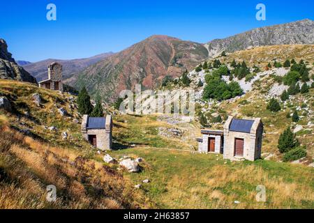 Wandern auf dem grünen Weg der Via verde del Carrilet am Stausee der Lagune von Estany gento. Vall fosca Lleida Provinz, Katalonien, Spanien. 12.4 km lange Wanderung (rund t Stockfoto