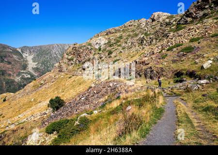 Wandern auf dem grünen Weg der Via verde del Carrilet am Stausee der Lagune von Estany gento. Vall fosca Lleida Provinz, Katalonien, Spanien. 12.4 km lange Wanderung (rund t Stockfoto