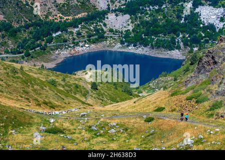 Wandern auf dem grünen Weg der Via verde del Carrilet am Stausee der Lagune von Estany gento. Vall fosca Lleida Provinz, Katalonien, Spanien. 12.4 km lange Wanderung (rund t Stockfoto