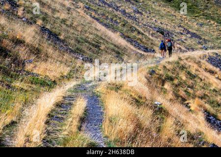 Wandern auf dem grünen Weg der Via verde del Carrilet am Stausee der Lagune von Estany gento. Vall fosca Lleida Provinz, Katalonien, Spanien. 12.4 km lange Wanderung (rund t Stockfoto