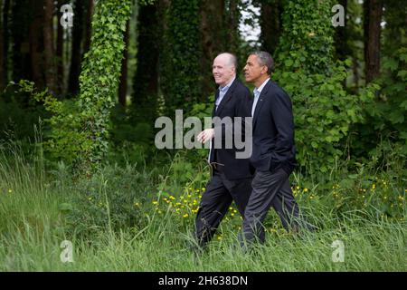 Präsident Barack Obama geht mit National Security Advisor Tom Donilon aufgrund des Lough Erne Resort am Ende des G8-Gipfels in Enniskillen, Nordirland, 18. Juni 2013. Stockfoto