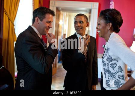 Präsident Barack Obama und First Lady Michelle Obama sprechen mit St. Louis Cardinals First Baseman Lance Berkman im Roten Raum, nachdem sie das Team im Weißen Haus begrüßen, um ihren Sieg in der World Series 2011 zu ehren, am 17. Januar 2012. Stockfoto