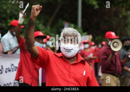 Colombo, Sri Lanka. November 2021. 12. November 2021, colombo, Sri Lanka: Gewerkschaftsaktivisten protestieren am 2022. November 2021 in Colombo vor dem parlament und fordern eine Gehaltserhöhung für das Budget 12. Finanzminister Basil Rajapaksa wird heute im Parlament den Haushalt vorstellen. Kredit: ZUMA Press, Inc./Alamy Live Nachrichten Stockfoto