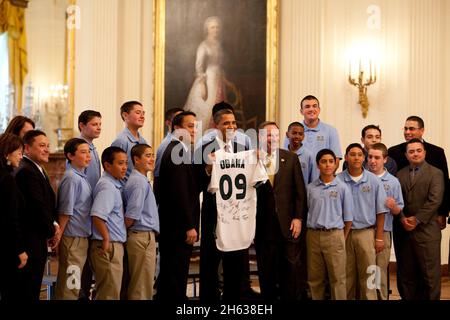 Präsident Barack Obama posiert für ein Bild, während er ein Trikot hält, das ihm von Mitgliedern des Little League-WM-Teams aus Chula Vista, Kalifornien, im East Room des Weißen Hauses, 5. Februar 2010, gegeben wurde. Stockfoto