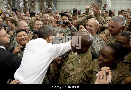 Präsident Barack Obama begrüßt US-Truppen am Bagram Air Field nach einem überraschenden Besuch in Afghanistan, 1. Mai 2012. Stockfoto