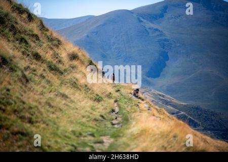 Wandern auf dem grünen Weg der Via verde del Carrilet am Stausee der Lagune von Estany gento. Vall fosca Lleida Provinz, Katalonien, Spanien. 12.4 km lange Wanderung (rund t Stockfoto