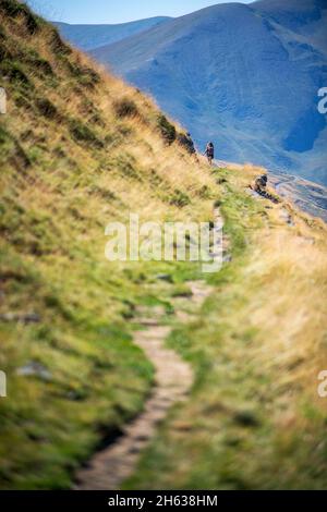 Wandern auf dem grünen Weg der Via verde del Carrilet am Stausee der Lagune von Estany gento. Vall fosca Lleida Provinz, Katalonien, Spanien. 12.4 km lange Wanderung (rund t Stockfoto