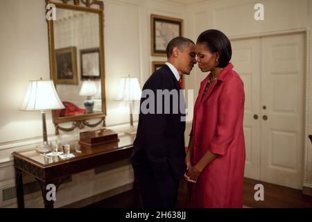 Präsident Barack Obama und First Lady Michelle Obama warten im Kartenraum des Weißen Hauses, bevor sie den mexikanischen Präsidenten, den mexikanischen Präsidenten und seine Frau Margarita Zavala, am 19. Mai 2010 auf dem Südrawn des Weißen Hauses begrüßen. Stockfoto