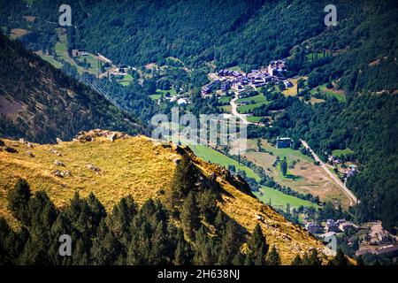 Wandern auf dem grünen Weg der Via verde del Carrilet am Stausee der Lagune von Estany gento. Vall fosca Lleida Provinz, Katalonien, Spanien. 12.4 km lange Wanderung (rund t Stockfoto