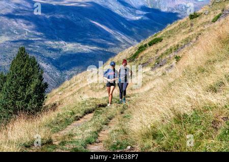 Wandern auf dem grünen Weg der Via verde del Carrilet am Stausee der Lagune von Estany gento. Vall fosca Lleida Provinz, Katalonien, Spanien. 12.4 km lange Wanderung (rund t Stockfoto