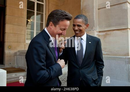 Präsident Barack Obama spricht mit dem britischen Premierminister David Cameron im Anschluss an ihre gemeinsame Pressekonferenz im Lancaster House in London, England, am 25. Mai 2011. Stockfoto