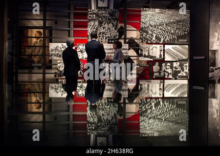 Präsident Barack Obama tourte mit Elie Wiesel, Friedensnobelpreisträger und Holocaust-Überlebender, und Sara Bloomfield, Museumsdirektorin, am 23. April 2012 durch das Holocaust Memorial Museum der Vereinigten Staaten in Washington, D.C.. Stockfoto