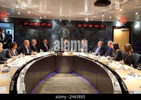 Präsident Barack Obama trifft sich mit NCTC-Direktor Michael Leiter, Mitte rechts, Führung und Analysten im Secure Video Teleconference Room des National Counterterrorism Center in McLean, VA, 6. Oktober 2009. Stockfoto