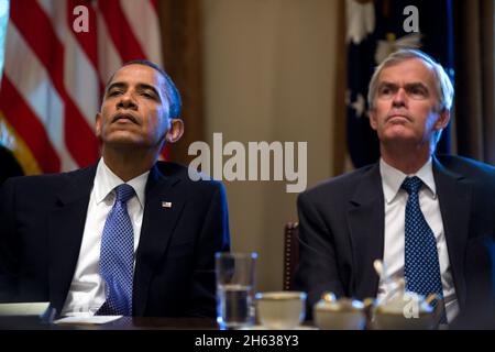 Präsident Barack Obama und Senator Jeff Bingaman, D-N.M., hören während eines Treffens mit einer überparteilichen Gruppe von Senatoren im Kabinettsaal des Weißen Hauses zu, um die Verabschiedung umfassender Energie- und Klimagesetze zu diskutieren, 29. Juni 2010. Stockfoto