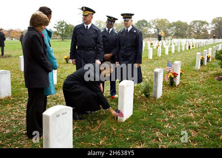 11. November 2009 - Er war zum Tag der Veteranen auf dem Nationalfriedhof von Arlington und machte nach seinen Bemerkungen einen spontanen Stopp in Abschnitt 60, wo Truppen aus Afghanistan und dem Irak begraben werden. Er hielt inne, um eine Präsidentenmünze vor dem Grabstein für den 19-jährigen Ehrenmedaillenempfänger, den Specialist Ross McGinnis, zu hinterlassen. Später am selben Tag hielt der Präsident im Situationsraum ein Briefing über Afghanistan ab. Stockfoto