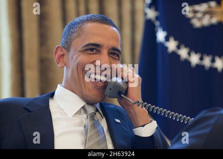 Präsident Barack Obama spricht im Oval Office mit Trainer Mike Krzyzewski, der Duke zum Gewinn der NCAA Men's Division One Basketball Championship führte, am 6. April 2010. Stockfoto
