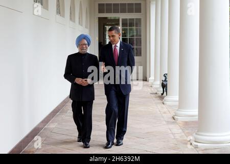 Präsident Barack Obama geht mit Premierminister Manmohan Singh aus Indien entlang der Kolonnade des Weißen Hauses, 24. November 2009. Stockfoto