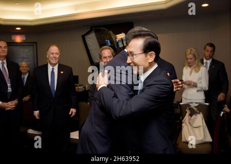 Präsident Barack Obama begrüßt den südkoreanischen Präsidenten Lee Myung-Bak während seines bilateralen Treffens auf dem Gipfel G20 in Toronto, Kanada, am Samstag, den 26. Juni 2010. Stockfoto