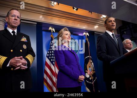 Präsident Barack Obama gibt eine Erklärung zum START-Vertrag im Brady Briefing Room des Weißen Hauses ab, 26. März 2010. Zu ihm kommen Außenministerin Hillary Clinton, Verteidigungsminister Robert Gates und Admiral Mike Mullen. Stockfoto