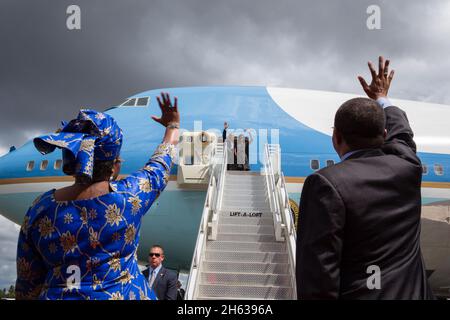 Präsident Barack Obama und First Lady Michelle Obama winken zu Präsident Jakaya Kikwete aus Tansania und First Lady Salma Kikwete von Air Force One, bevor sie dar es Salaam, Tansania, am 2. Juli 2013 verlassen. Stockfoto