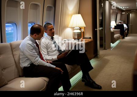 Präsident Barack Obama spricht mit Ben Rhodes, dem stellvertretenden nationalen Sicherheitsberater für strategische Kommunikation, an Bord der Air Force One auf dem Weg nach New York, New York, zum Gedenken an den zehnten Jahrestag der 9/11 Angriffe auf die Vereinigten Staaten, Sonntag, den 11. September 2011. Stockfoto