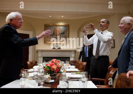 Präsident Barack Obama scherzt mit Senator Bernard Sanders, Ind-V., und Senator Ben Cardin, D-MD., rechts, nach dem Mittagessen mit Senatoren im Roosevelt-Raum des Weißen Hauses, 4. August 2010. Stockfoto