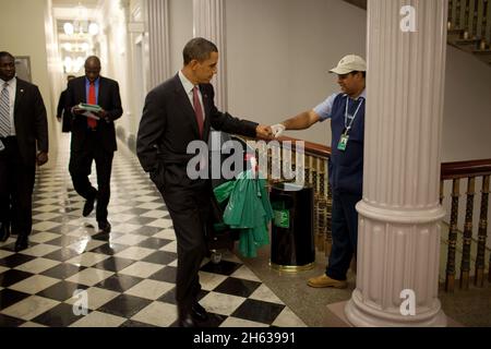 Präsident Barack Obama hat den Verwalter Lawrence Lipscomb nach der Eröffnungssitzung des Forums für Beschäftigung und Wirtschaftswachstum im Eisenhower-Exekutivgebäude am 3. Dezember 2009 auf die Faust getackt. Stockfoto