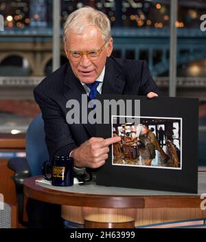 Präsident Barack Obama reagiert auf ein Foto während eines Interviews mit David Letterman während einer Aufnahme der "Late Show with David Letterman" im Ed Sullivan Theater in New York, N.Y., 18. September 2012. Stockfoto