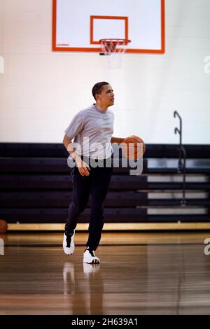 Präsident Barack Obama spielt am 9. Mai 2009 in Fort McNair Basketball Stockfoto