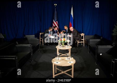 Präsident Barack Obama nimmt an einem bilateralen Treffen mit dem russischen Präsidenten Dmitri Medwedew während der UN-Klimakonferenz im Bella Center in Kopenhagen, Dänemark, am 18. Dezember 2009 Teil. Stockfoto