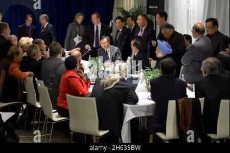 Präsident Barack Obama spricht während eines multilateralen Treffens mit dem chinesischen Premierminister Wen Jiabao, dem brasilianischen Präsidenten Lula da Silva, dem indischen Premierminister Manmohan Singh und dem südafrikanischen Präsidenten Jacob Zuma während der UN-Klimakonferenz in Kopenhagen, Dänemark, am 18. Dezember 2009. Stockfoto