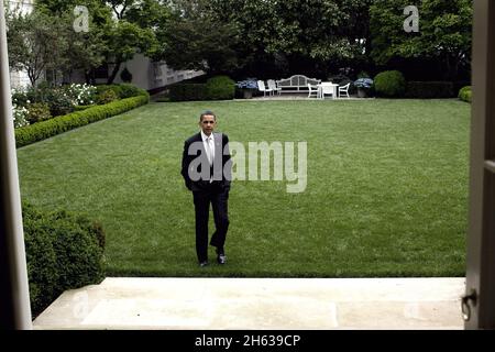 Präsident Barack Obama spaziert im Rosengarten des Weißen Hauses, 15. Mai 2009 Stockfoto