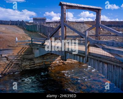 europa, norwegen, provinz trondelag, bergbaustadt röros, alte Holzbrücke über den Haelva-Fluss Stockfoto