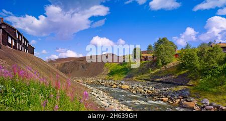 europa, norwegen, provinz trondelag, bergbaustadt röros, Schlackenabraumhalde am Haelva-Fluss Stockfoto