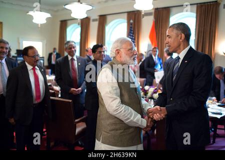 Präsident Barack Obama und Premierminister Narendra Modi aus Indien sprechen nach einem Arbeitsessen im Kabinettsaal des Weißen Hauses am 7. Juni 2016. Stockfoto