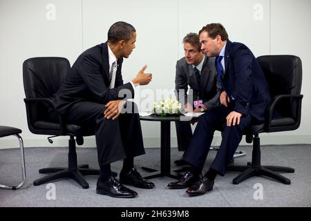 Präsident Barack Obama trifft sich mit dem russischen Präsidenten Dmitri Medwedew während des NATO-Gipfels in Lissabon, Portugal, am 20. November 2010. Stockfoto