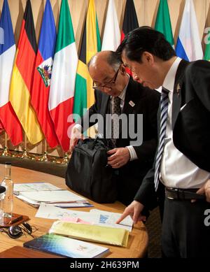 Präsident Barack Obama spricht mit dem britischen Premierminister David Cameron und der deutschen Bundeskanzlerin Angela Merkel vor einem Treffen mit den führenden Politikern von African Outreach auf dem Gipfel G8 in Muskoka, Kanada, am 25. Juni 2010. Stockfoto