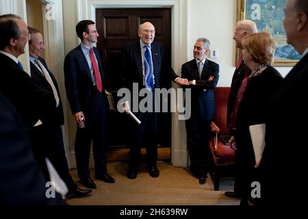 Vizepräsident Joe Biden spricht vor einem Treffen mit Präsident Barack Obama am 18. Februar 2010 mit Alan Simpson, Mitte, und Erskine Bowles, ganz links, im Outer Oval Office über Haushaltsverantwortung und Reform. Ebenfalls von links im Raum anwesend sind Larry Summers, der Direktor des Wirtschaftsrats des Weißen Hauses, Peter Orszag, der Leiter des Stabs des Weißen Hauses, Rahm Emanuel, und Christy Romer, die Vorsitzende des Wirtschaftsberaters Stockfoto